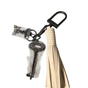 NIP Steve Madden Cream Tassel Keychain with Gunmetal Keys new big tassel cute